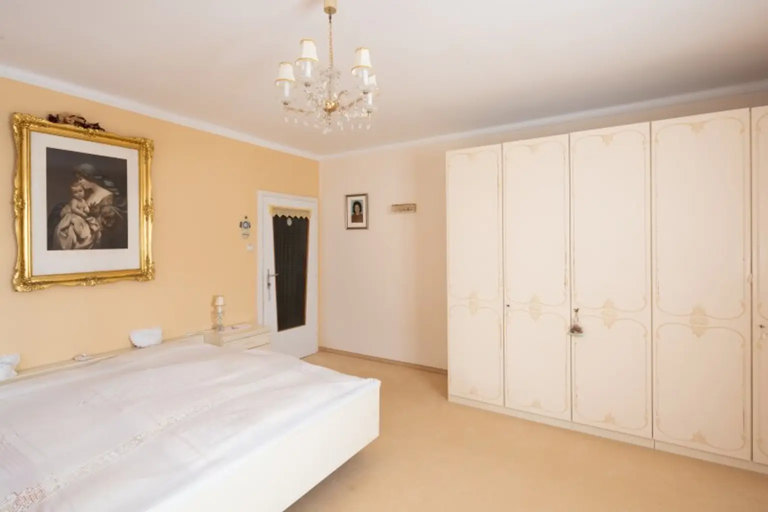 Eins von fünf Schlafzimmern im Obergeschoss