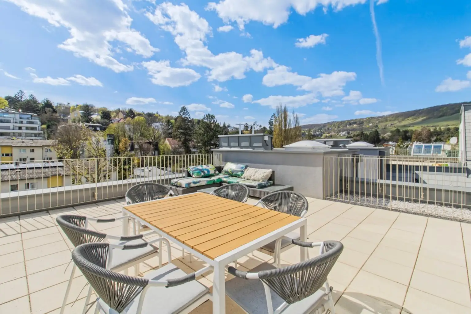 Nn | ++ WEITBLICK. RUHE. STIL. ++ 3-ZIMMER-MAISONETTE in BESTLAGE | Prima Service Immobilien