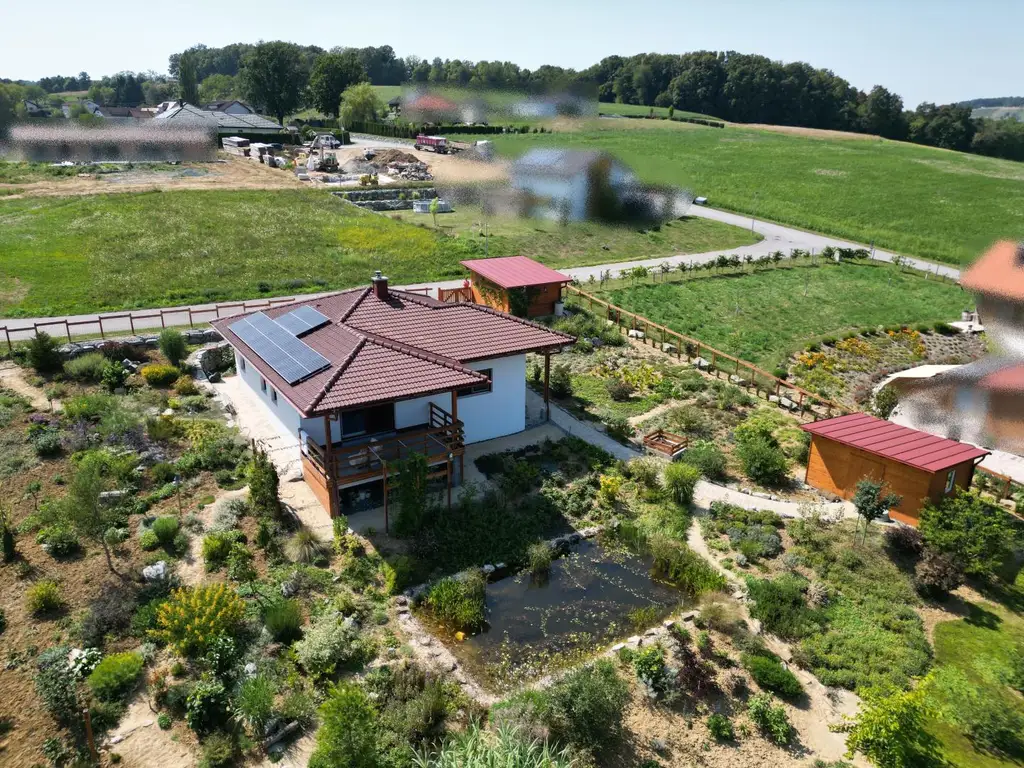 Neuwertiger Bungalow mit einzigartiger Steingartengestaltung und Naturteich