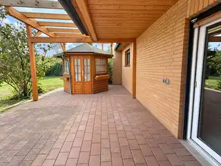 Überdachte Terrasse mit Garten-Pavillion