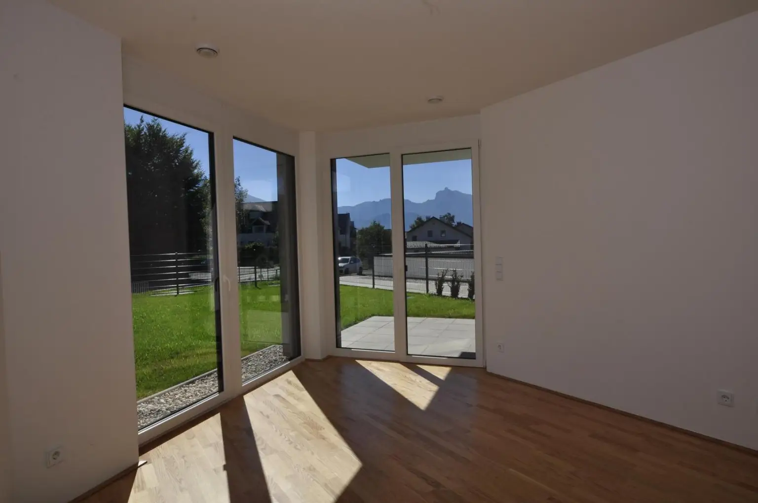 Moderne, sonnige Erdgeschoßwohnung mit Eigengarten und Tiefgarage