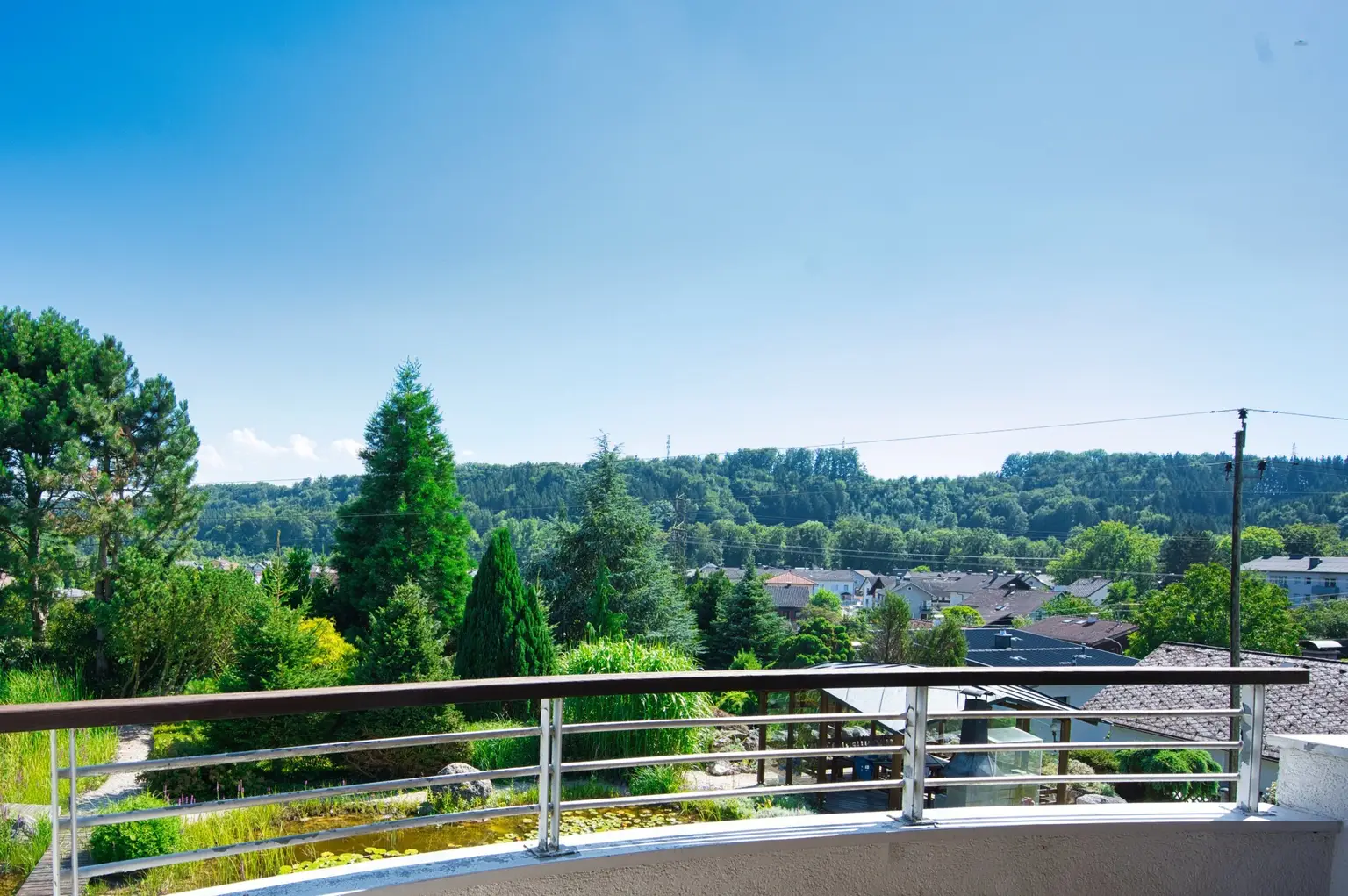 Exklusivität und Privatsphäre pur auf 2.610 m2 Grundfläche! Von der Terrasse in den Schwimmteich.