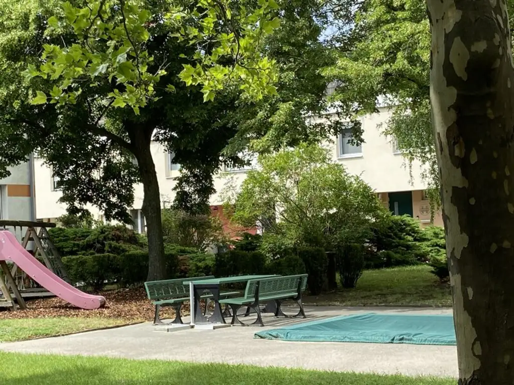 WOHNEN IM GRÜNEN - RENOVIERTE 3 ZIMMER WOHNUNG NÄHE BAHNHOF
