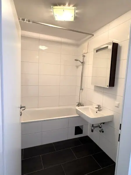 Wannenbad mit Waschmaschinen-Anschluss