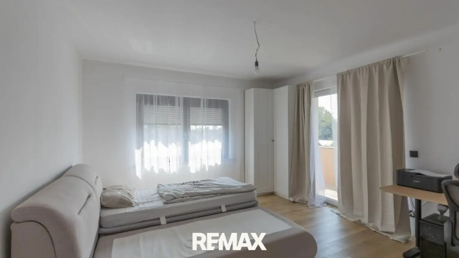 Schlafzimmer mit Balkon OG