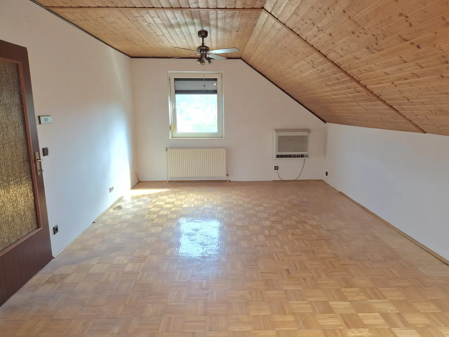 Zweifamilienhaus mit Pool am Waldesrand zu verkaufen!