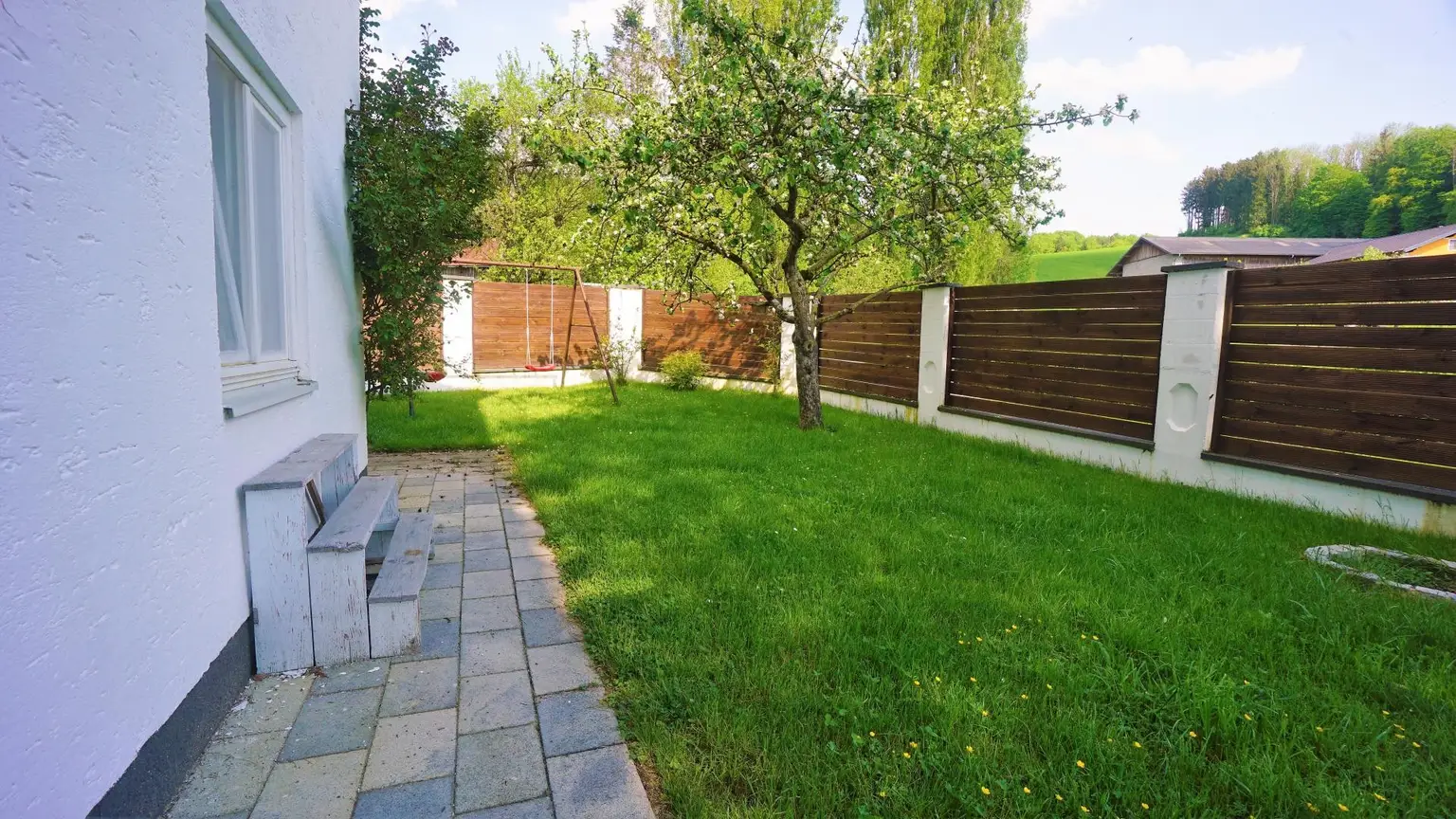 Bauernhaus mit Nebengebäude und Feldern in Durchham