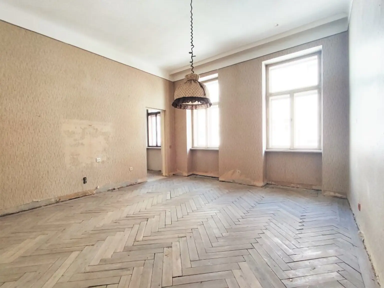 MATZNERPARK-NÄHE : Altbauwohnung mit Potential in ruhiger Lage