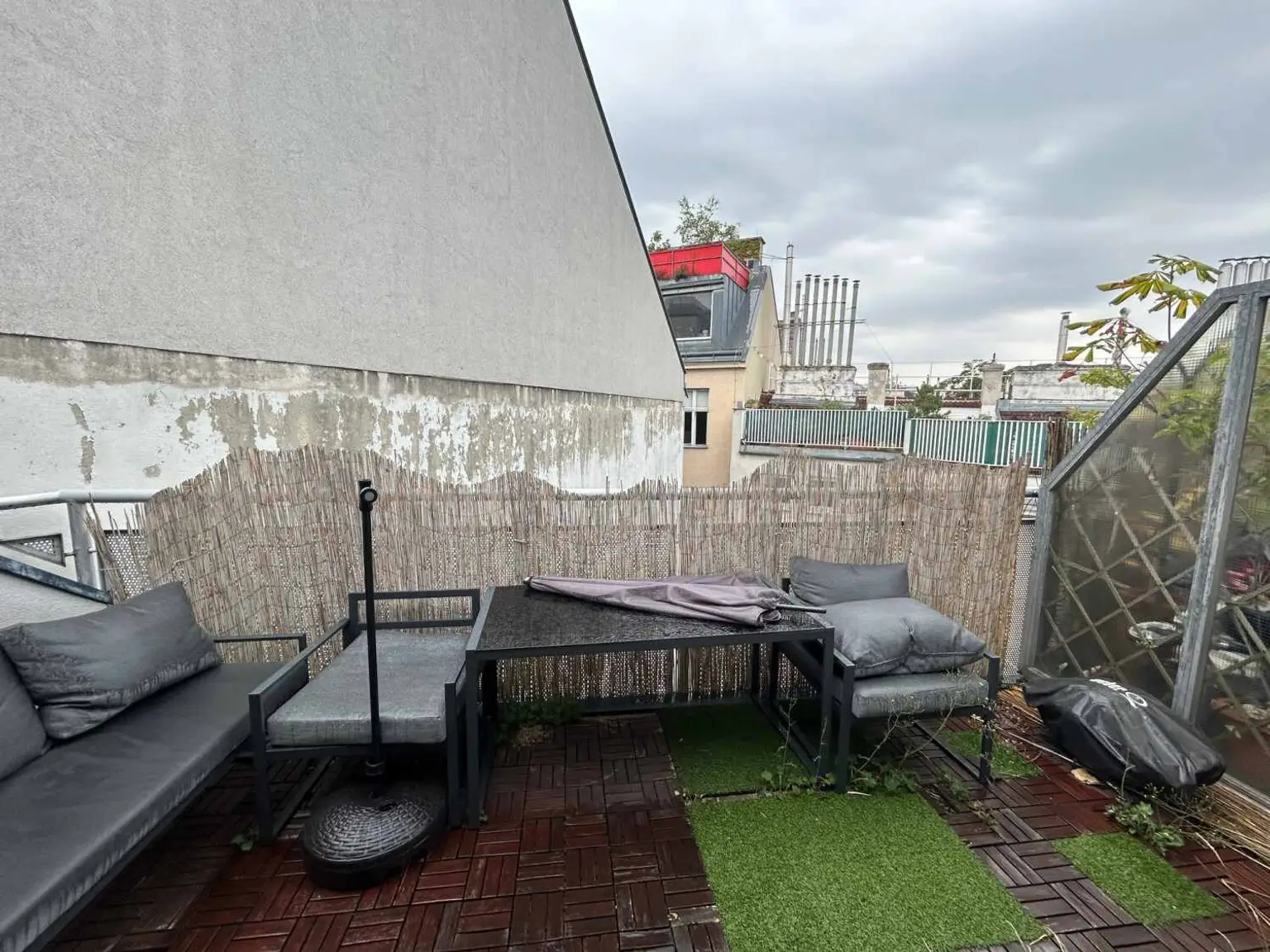 Geräumige 2-Zimmer-Wohnung im Dachgeschoss mit hofseitiger Terrasse