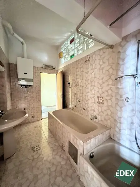 96 m² Altbauwohnung im 1. Stock mit Lift – zum Sanieren