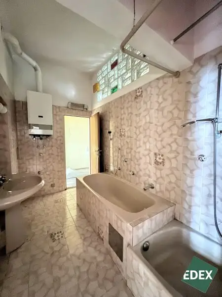 96 m² Altbauwohnung im 1. Stock mit Lift – zum Sanieren