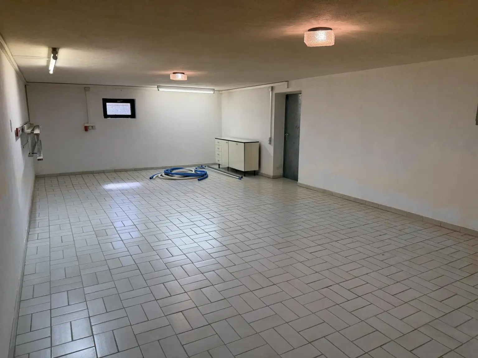 Kellerraum mit Ausgang Garten