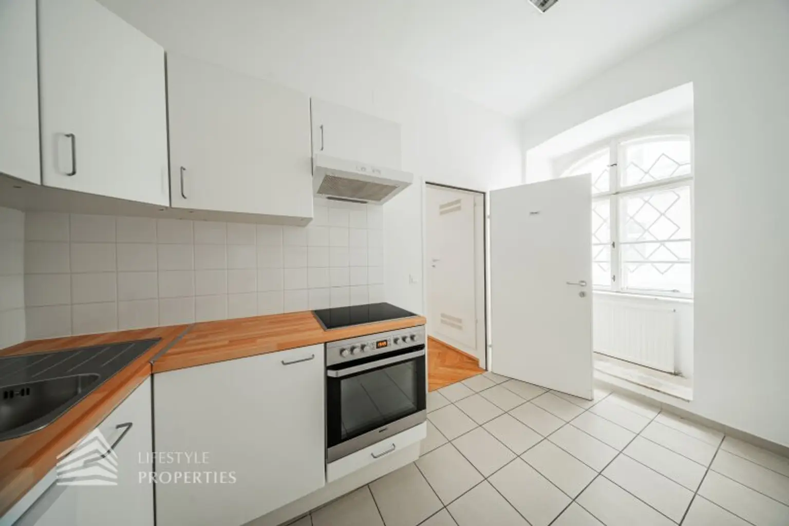 Geräumiges 5-Zimmer Altbau Büro in Toplage