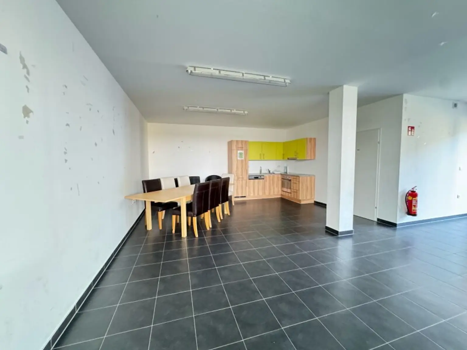 OPEN HOUSE-Besichtigung mit Einzelterminen, am Samstag, den 09.08.2025, ab 10:00 Uhr! Möblierte Vierzimmerwohnung mit großzügiger Loggia,Fernblick inkl. Garagenplatz im Herzen von Stadlau