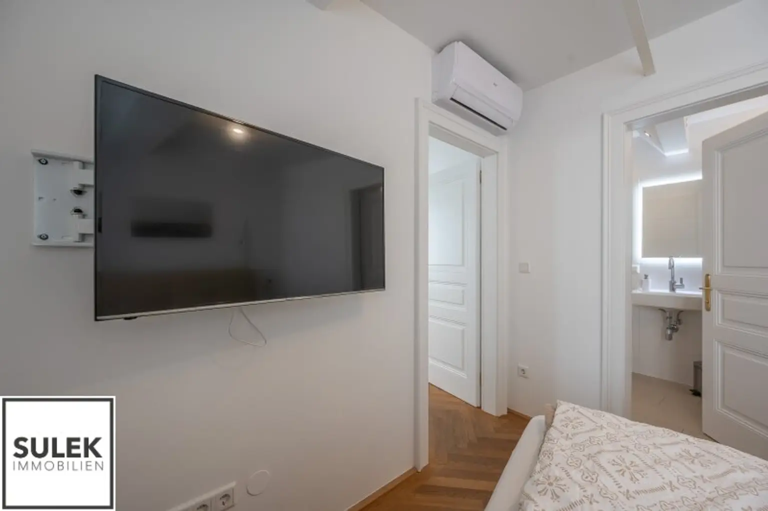 voll möblierte 2 Zimmer DG-Wohnung in Bestlage // Nähe Graben - Stephansdom