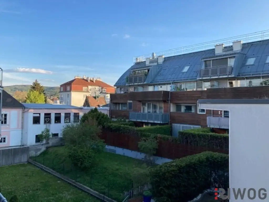 3 Zimmer-Penthouse-Wohnung mit Balkon in den grünen Innenhof gerichtet