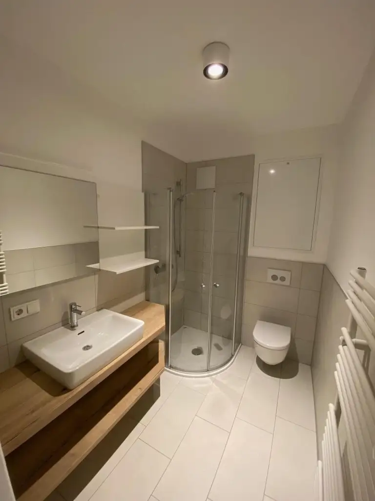 Moderne Neubauwohnung im Zentrum – mit Loggia u. Lift ! TIEFGARAGENPLATZ und KONTROLLIERTE WOHNRAUMBELÜFTUNG