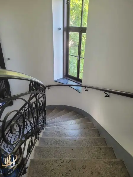 "Diese 5 Zimmer-Altbauwohnung mit sonniger Terrasse wartet genau auf SIE"