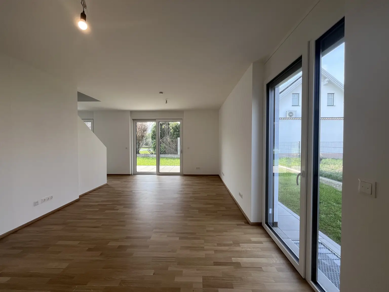 Erstbezug !! Traumhafte Doppelhaushälfte , Wohnkeller  mit Garten und 2 Stellplätzen!