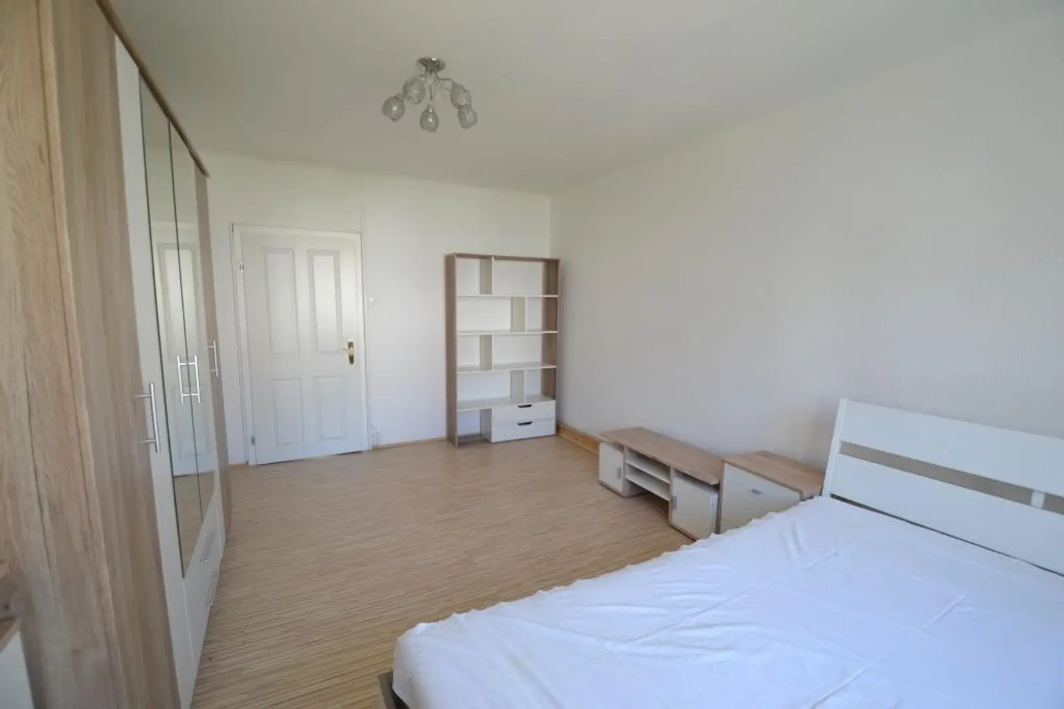 Zentrale 2-Zimmer-Wohnung mit möblierter Küche!