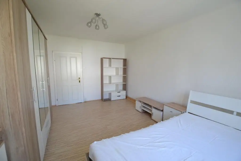 Zentrale 2-Zimmer-Wohnung mit möblierter Küche!