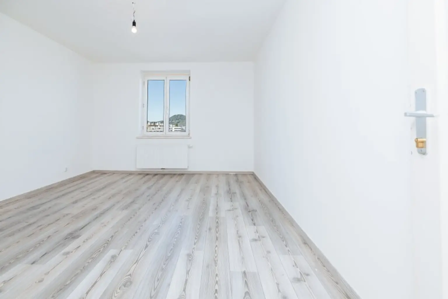 HIGHLIGHT I OBERSTE ETAGE MIT LIFT I MODERNISIERT I KOMFORT-DUSCHE I DESIGN-KÜCHE INKLUSIVE I ZENTRAL & BAHNHOFNAH I HAUSTIER-TAUGLICH I MODERNES WOHNGEFÜHL I OPTIMALE RAUMNUTZUNG I PROJEKT WOHNEN