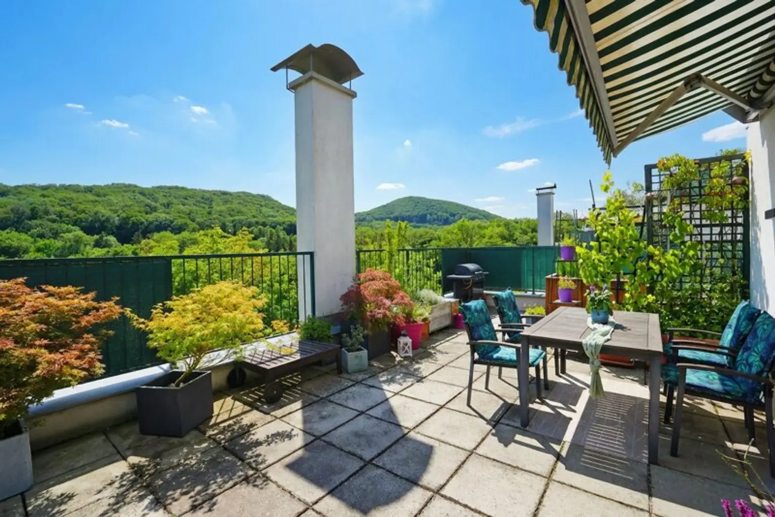 Südwestlich ausgerichtete Dachterrasse mit Markise