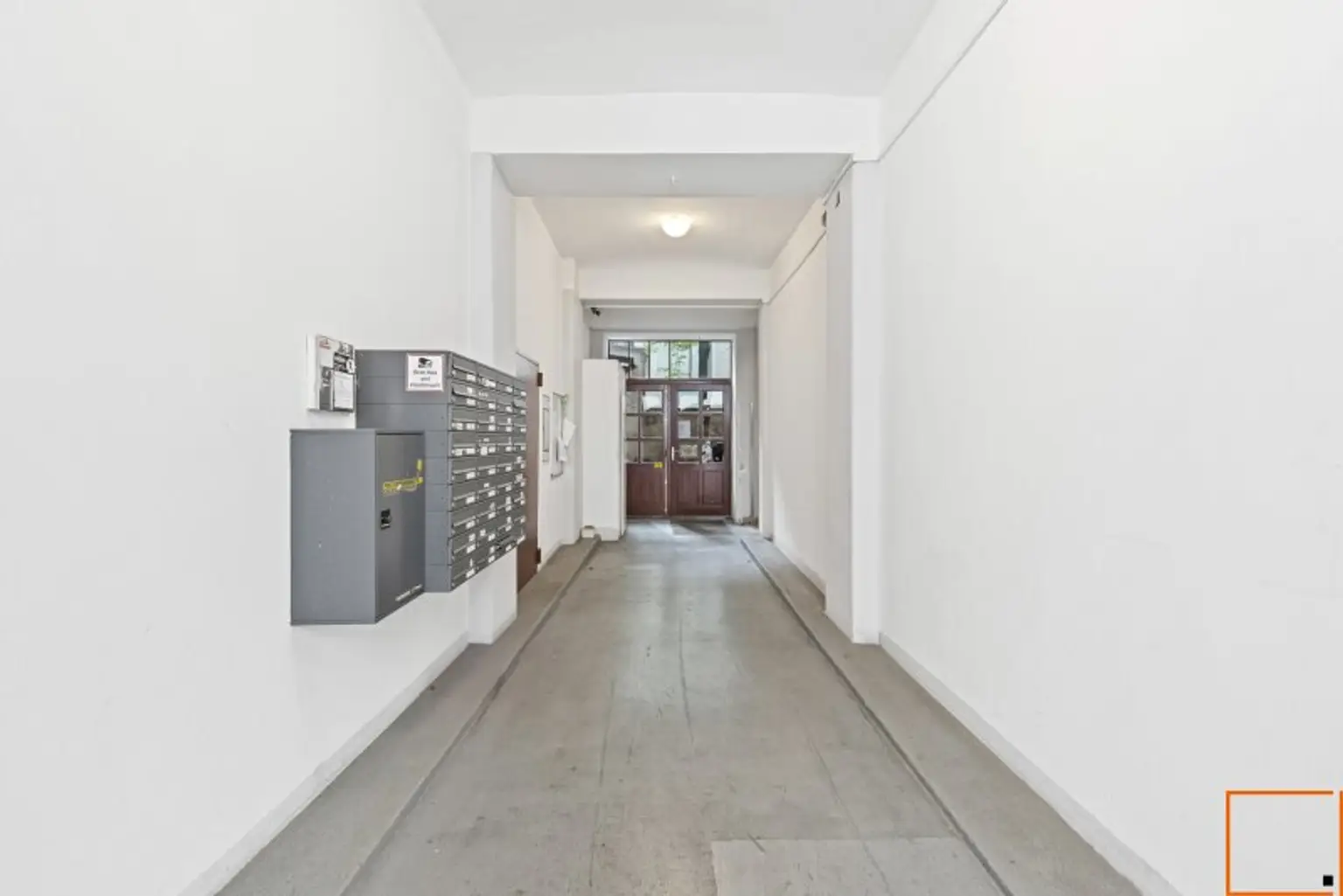 In Bestlage nahe Karmelitermarkt: Zentral begehbare Maisonette-Altbauwohnung in sehr gepflegtem Zustand und freiem Blick