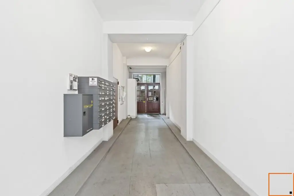 In Bestlage nahe Karmelitermarkt: Zentral begehbare Maisonette-Altbauwohnung in sehr gepflegtem Zustand und freiem Blick