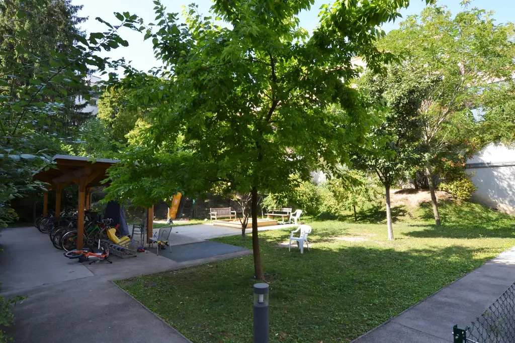 Helle Dachgeschosswohnung mit Charme und viel Freifläche
