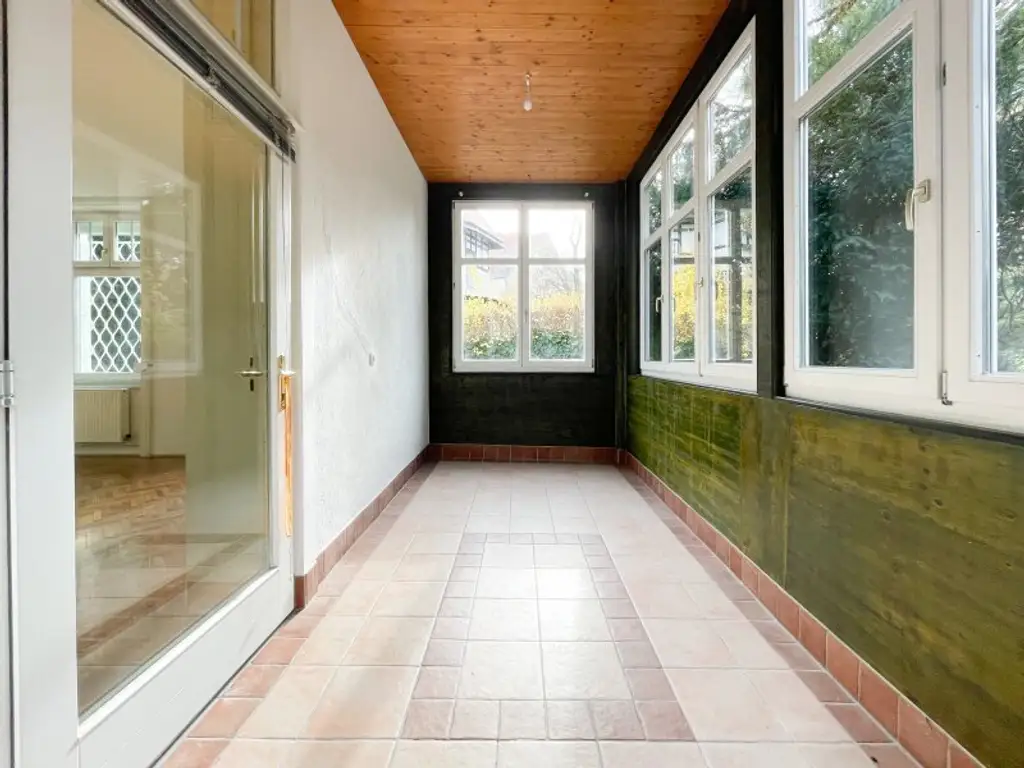 NÄHE LAINZER TIERGARTEN: Charmante 3-Zimmer-Gartenwohnung mit 218m² privater Grünfläche