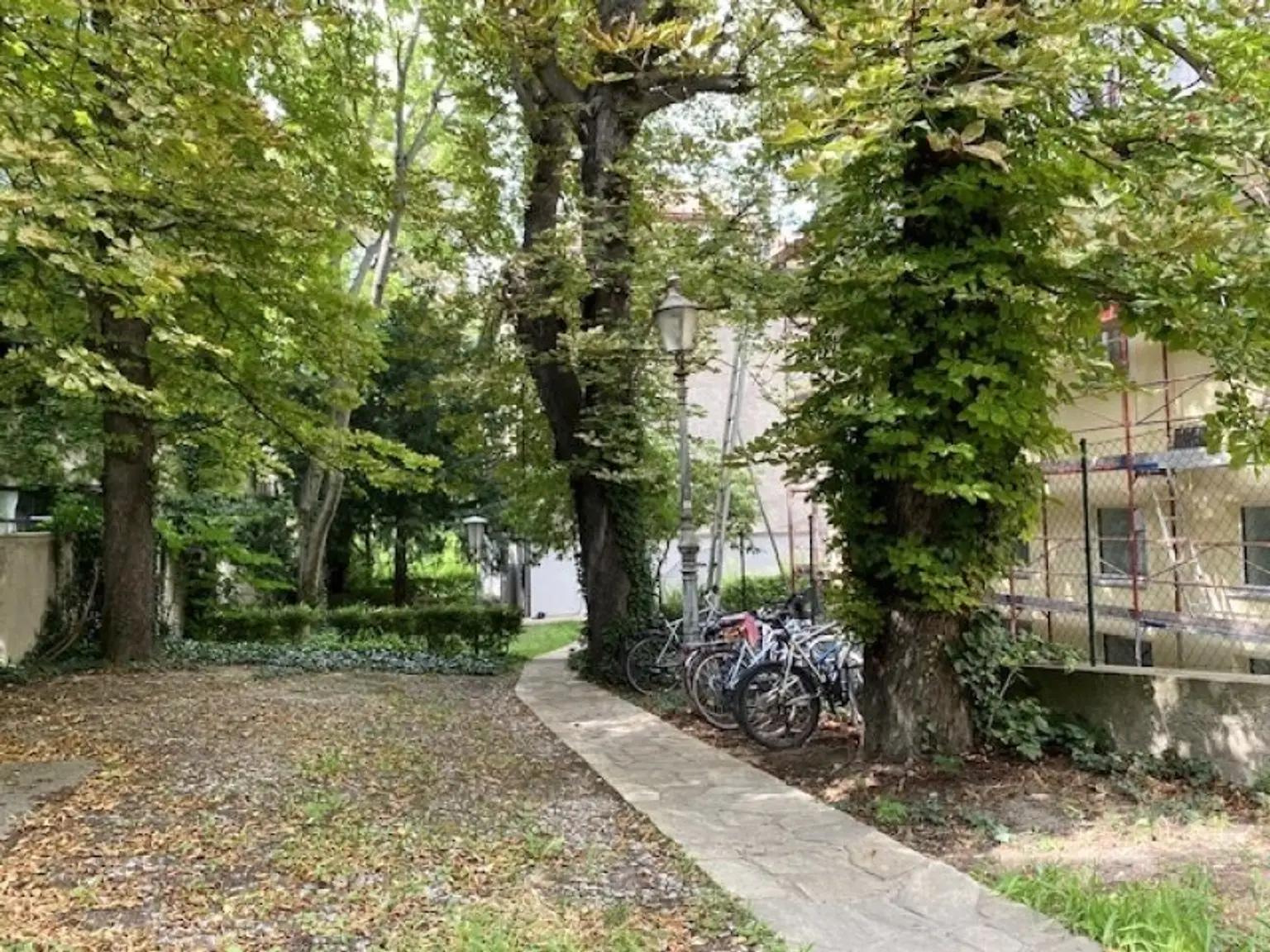 Terrassentraum mit herrlichem Fernblick: 3 Zimmer, Küche und 46 m2 Terrassen im 5.Stock, Stellplätze im Hof mitbenützbar, Nähe U1-Taubstummerngasse + Belvedere!