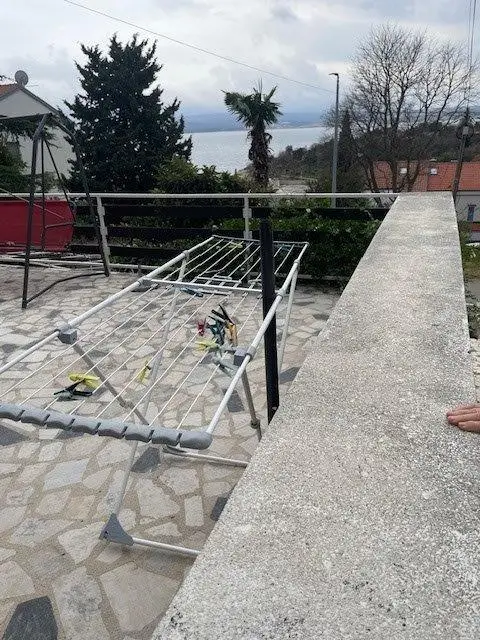 Crikvenica/Kacjak: Apartmenthaus mit 5 Wohneinheiten, nur 140 Meter vom Strand entfernt!
