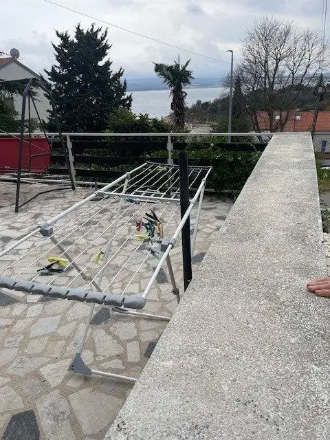 Crikvenica/Kacjak: Apartmenthaus mit 5 Wohneinheiten, nur 140 Meter vom Strand entfernt!