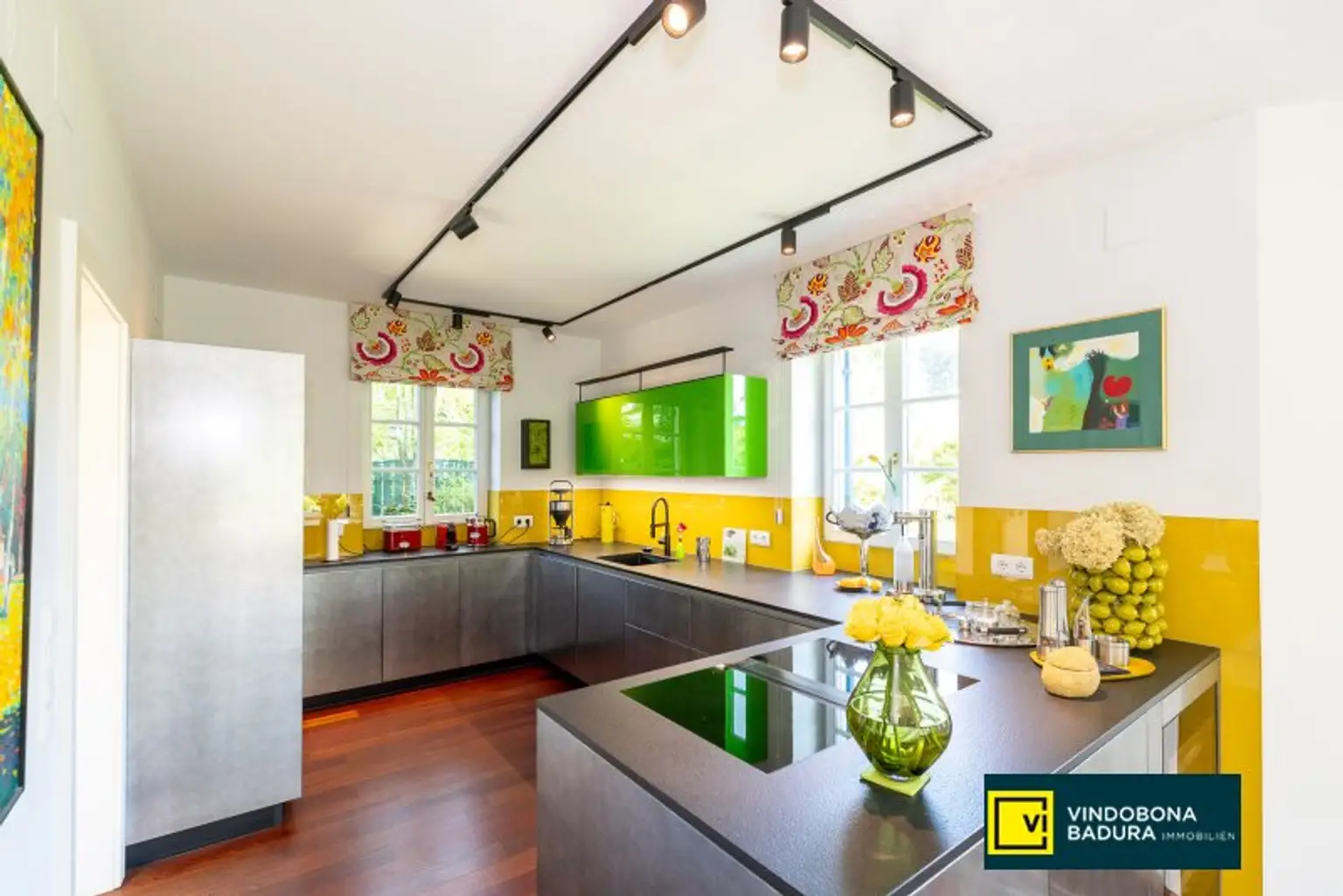 Stadt trifft Land: Exklusive Villa mit Gartenidylle und Schwimmbiotop in Ruhelage.