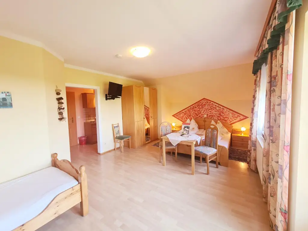 „Wohnen & Wohlfühlen im Hügelland – vielseitige Immobilie mit 8 Gästezimmern & Privatwohnung“