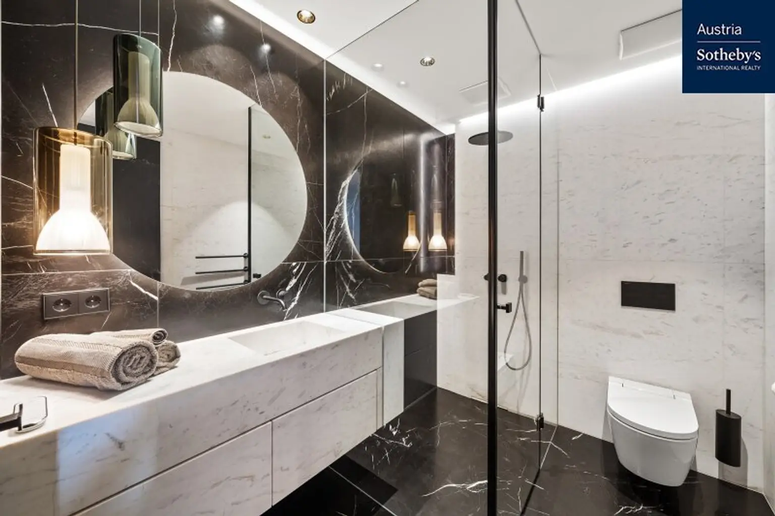 Luxuriöses Penthouse im TrIIIple: Ein Meisterwerk der Innenarchitektur und Technik