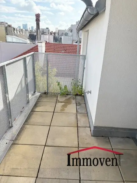 HOFSEITIG - Schöne 4-Zimmerdachgeschosswohnung mit Terrasse und Klimaanlage!