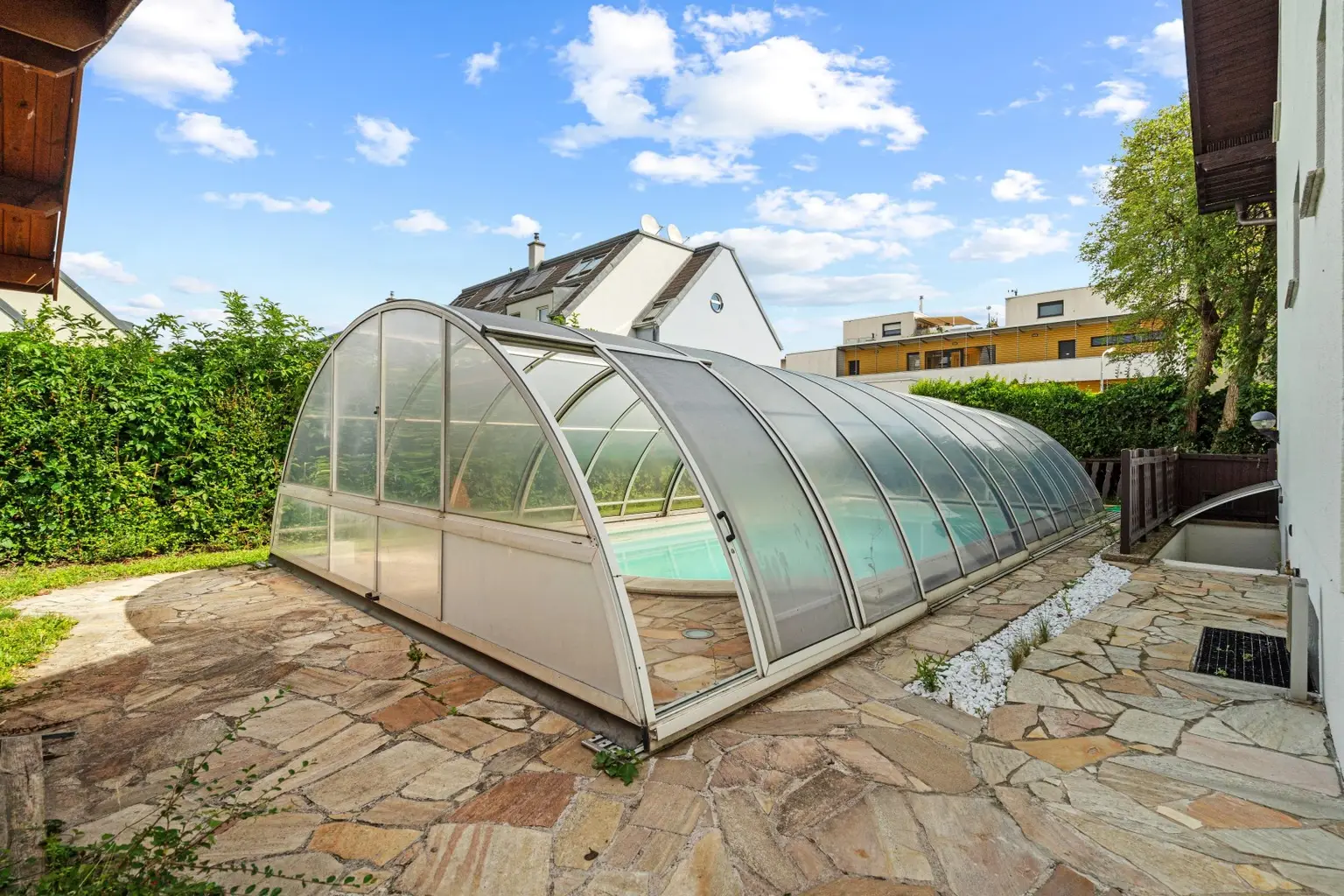 "Charmantes Einfamilienhaus mit Pool, großem Garten und modernem Wohnkomfort"