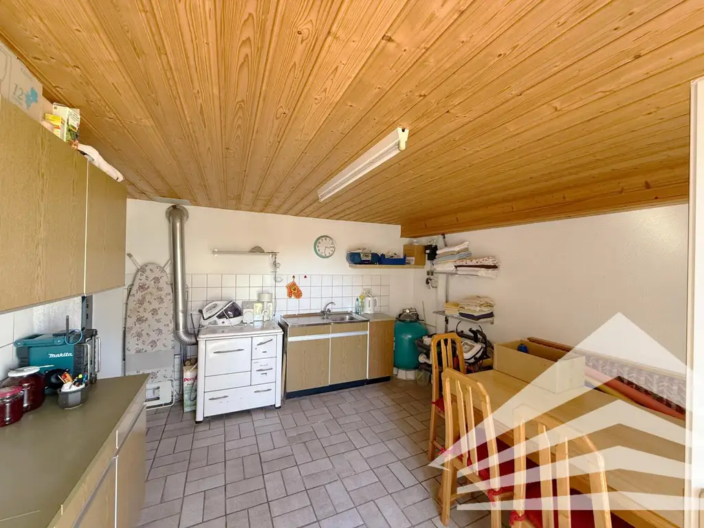 Großzügiges Mehrfamilienhaus in schöner Aussichtslage in Abwinden! 2 Garagen Plus Carport!