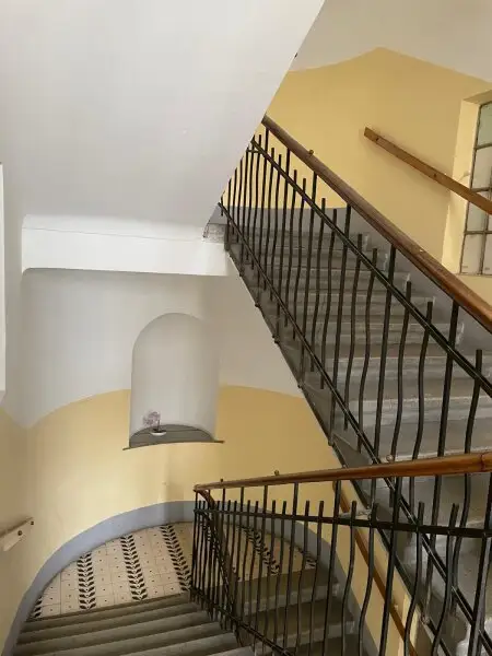 Eckzinshaus mit Rohdachboden