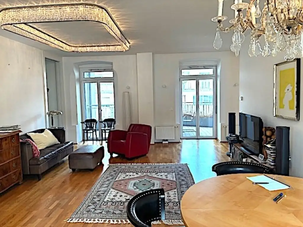 NÄHE ROCHUSMARKT GEPFLEGTE ALTBAUWOHNUNG mit GROSSEM BALKON