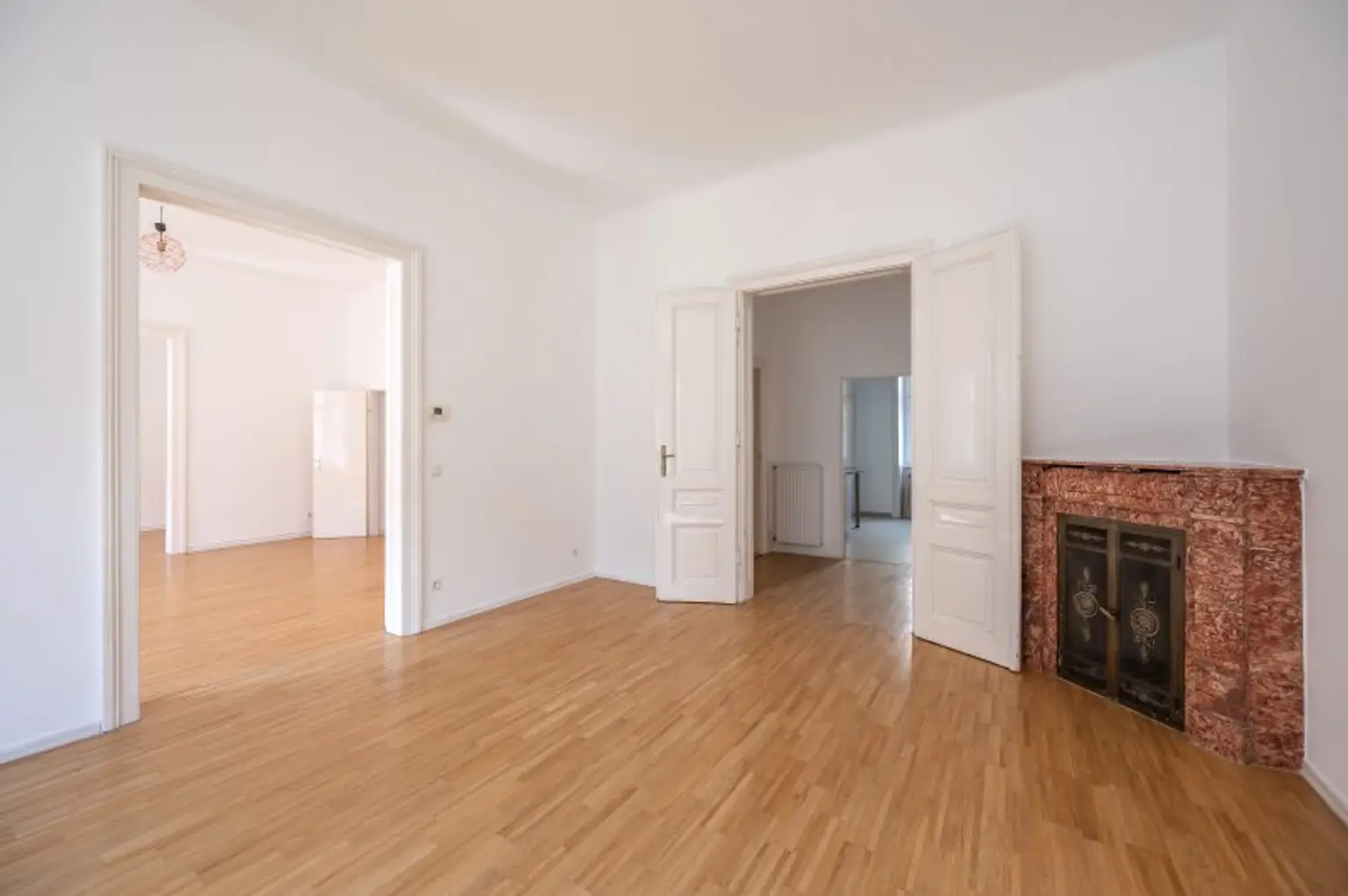 ***NEU*** Fantastische 4 Zimmer Wohnung in repräsentativem Stilaltbau! in TOP-Lage!