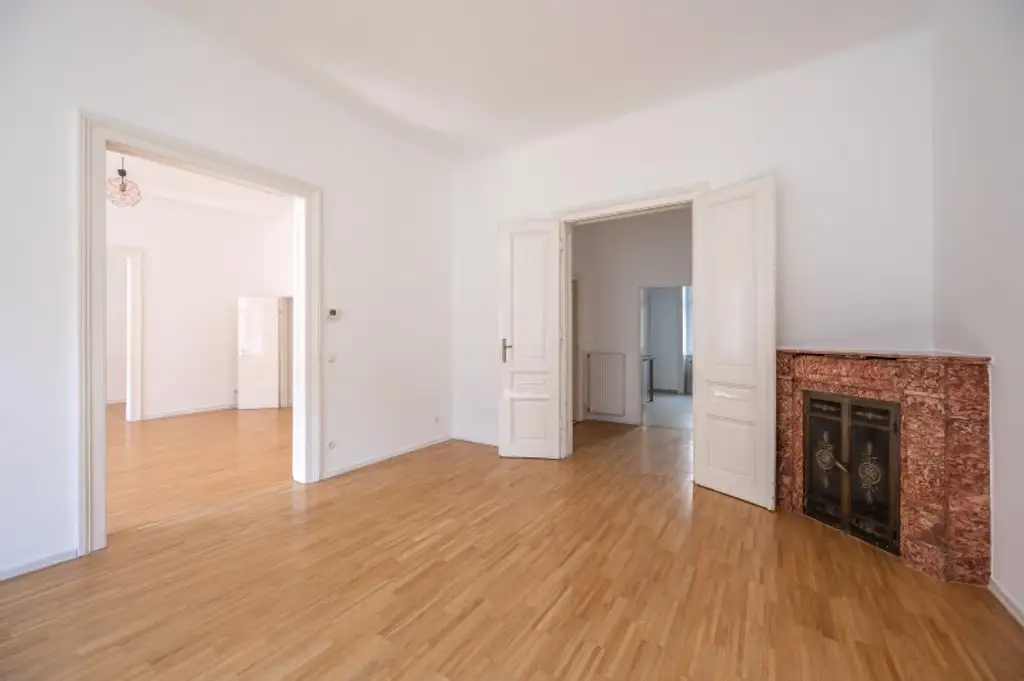 ***NEU*** Fantastische 4 Zimmer Wohnung in repräsentativem Stilaltbau! in TOP-Lage!