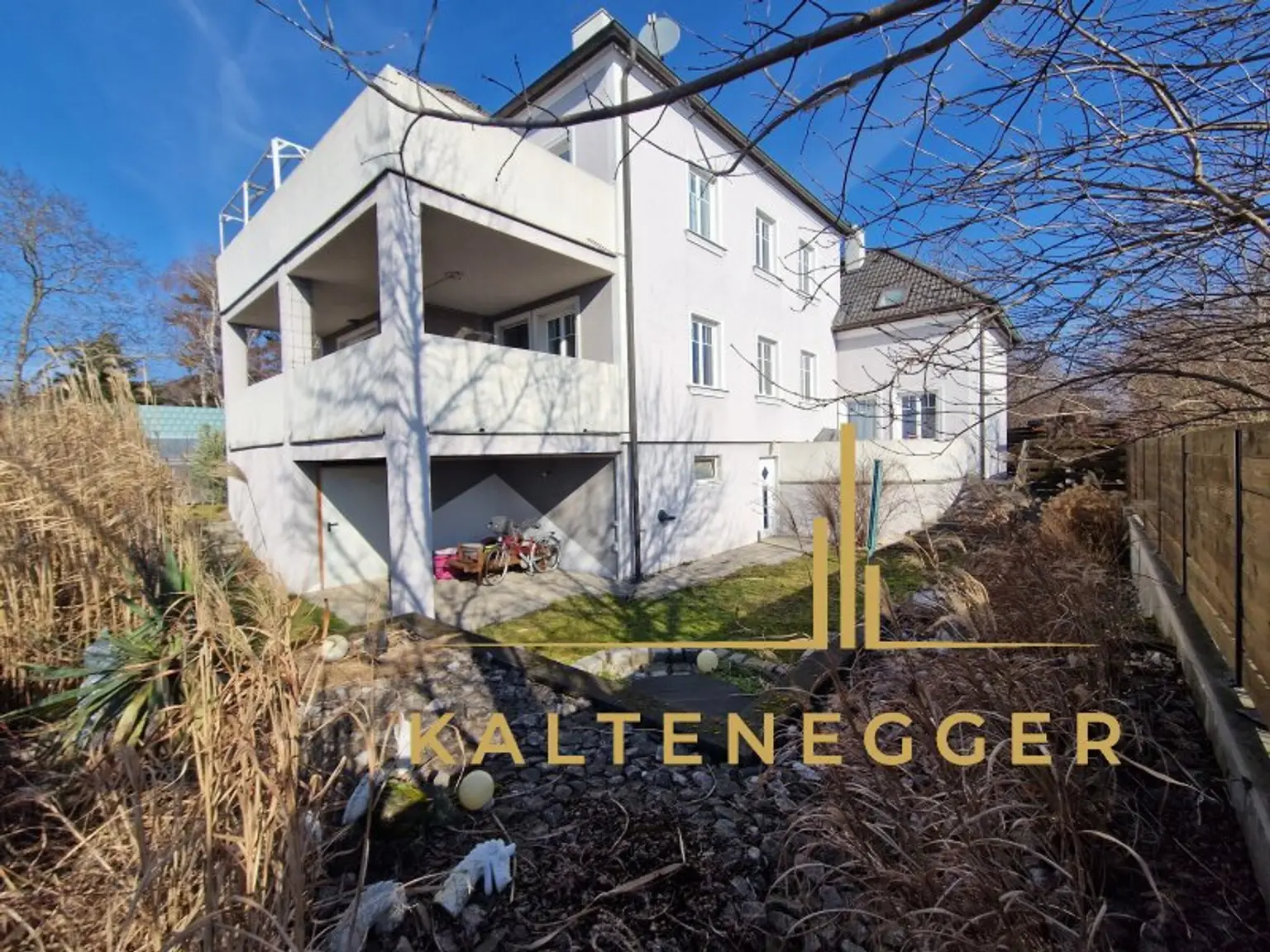 Hinterseite des Hauses mit dem asiatischen Garten