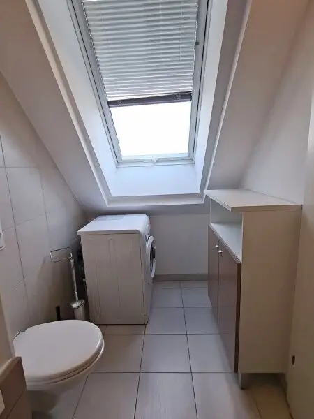 INNSTRASSE, FERNBLICK, unbefristete 97 m2 Dachgeschoß-Maisonette mit Loggia, 2 Zimmer, Komplettküche, Wannenbad, Parketten, gefördert