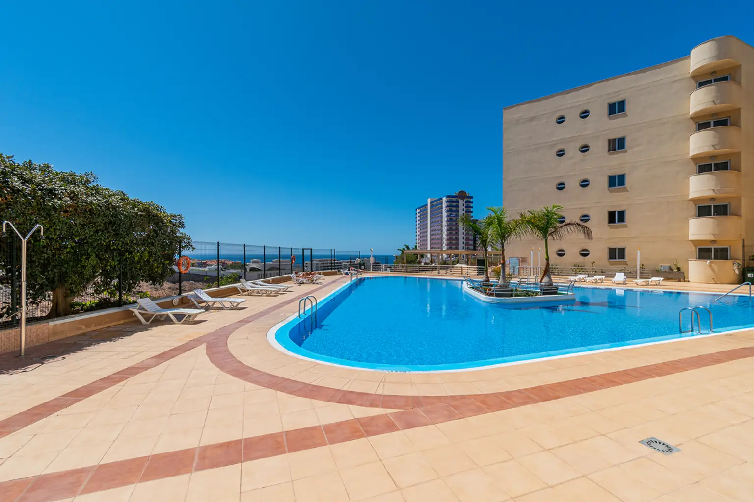 Lovely 2-bedroom corner apartment in Playa Paraiso with sea views
