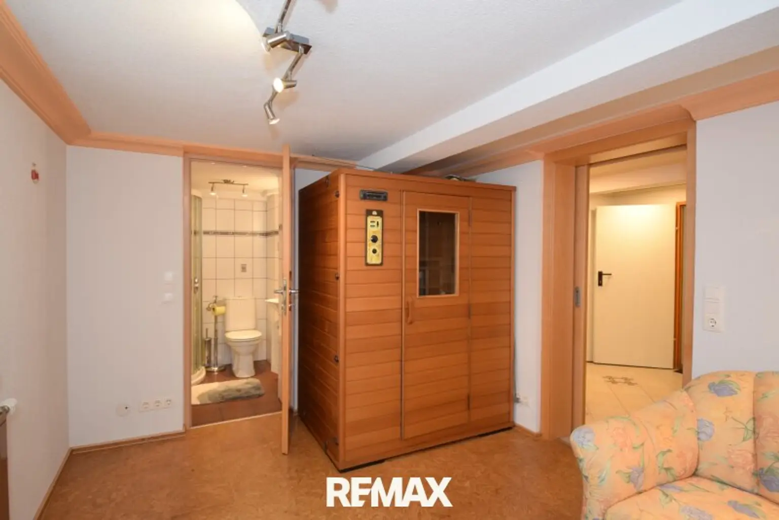 Infrarotkabine im Keller