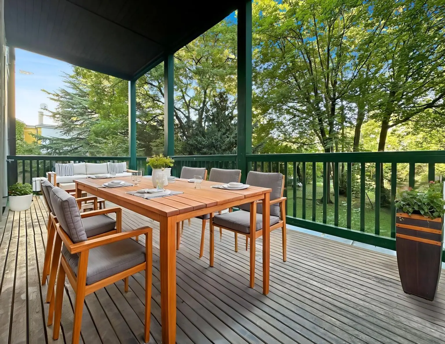 Top-sanierte 5-Zimmer Altbauwohnung mit Veranda in Oberdöbling