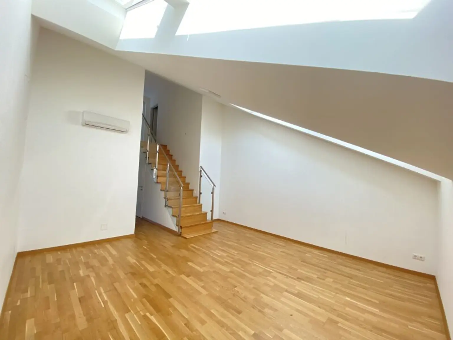 Großzügige Dachgeschosswohnung am Rennweg - Klimatisiert - 2 Terrassen